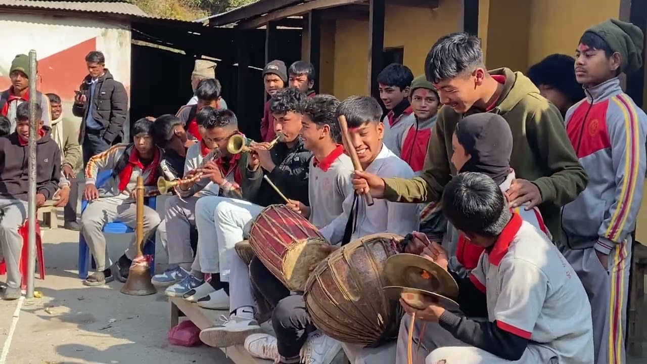 श्री पुरुषाेदय मा.वि बरेङ बागलुङ का विद्यार्थी भाईहरुको नौमती बाजा बजाउने कला संगै मेडम हरुको नित्य।