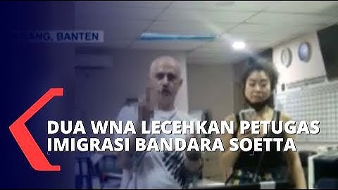 Kesal Harus Bayar Biaya Tambahan, 2 WNA Ini Acungkan Jari Tengah pada Petugas Imigrasi!