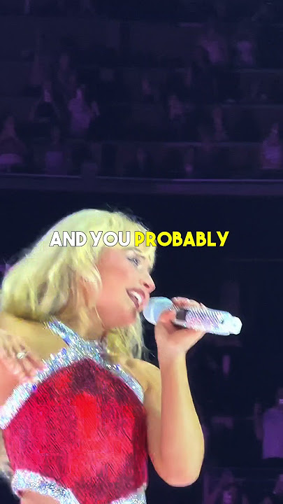 Sabrina Carpenter’s confusing Juno pose at her show 🤔😏