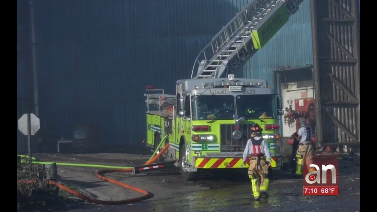 americateve | Incendio en planta de Doral sigue activo, afiman que no existe riesgo para la salud de residentes