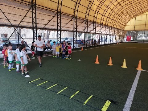 Video: Bir Məktəbəqədər Uşaq Futbol Bölməsinə Verməyə Dəyərmi?