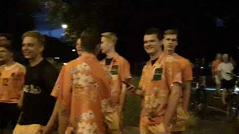 Al snel feest op de Oranjerotonde in de Apeldoornse wijk De Maten.