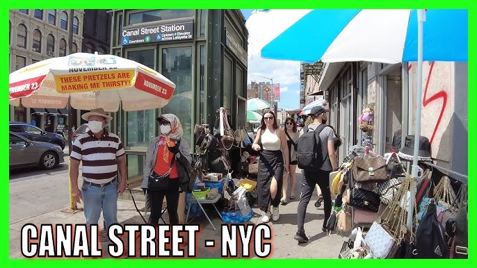 NYC Views of Street vendors selling imitation designers 🎒 bags