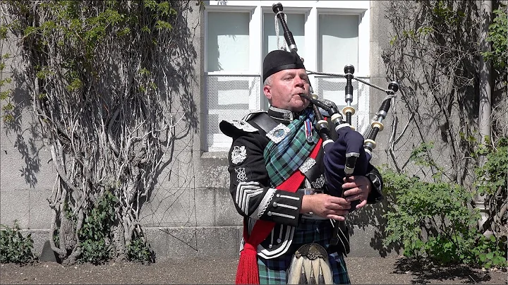 Champion piper Stuart Liddell playing "Braemar Gat...