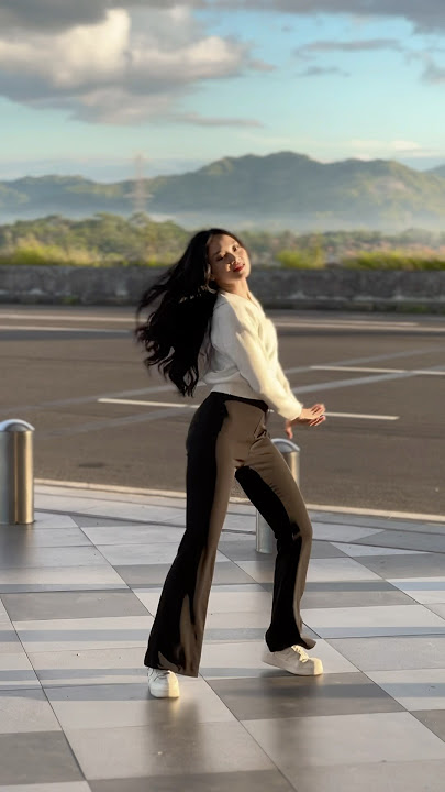 Pagi di bandara yia kyk lukisan #dyahayuel #dance #ambyarpeople #raisodadisiji #omwawes #guyonwaton