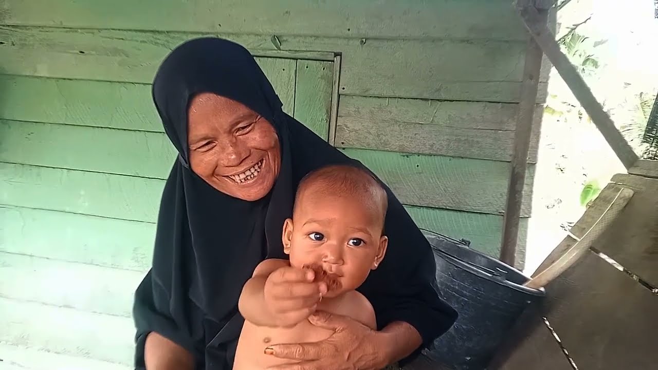 Sambil menunggu hari yang sejuk , opung momong cucu dulu‼️