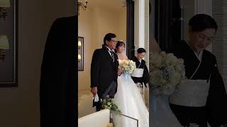 緊張のあまりお礼を忘れたり、挙動不審になる花嫁さま😳 ゲストの緊張もほぐれた入場シーン🕊️ video by...@ms_223_wedding さま #プラコレ #挙式演出 #shorts screenshot 1