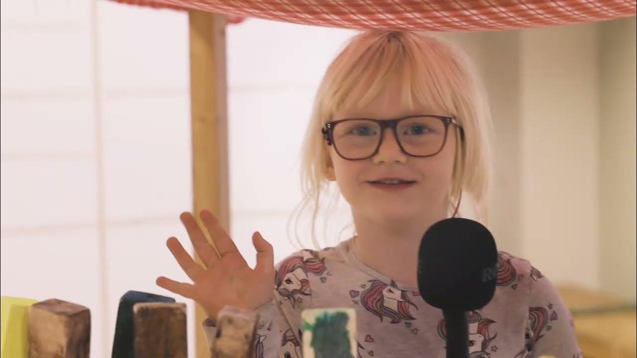 Holly 5 år säger sin åsikt om förskolan till chefer och pedagoger