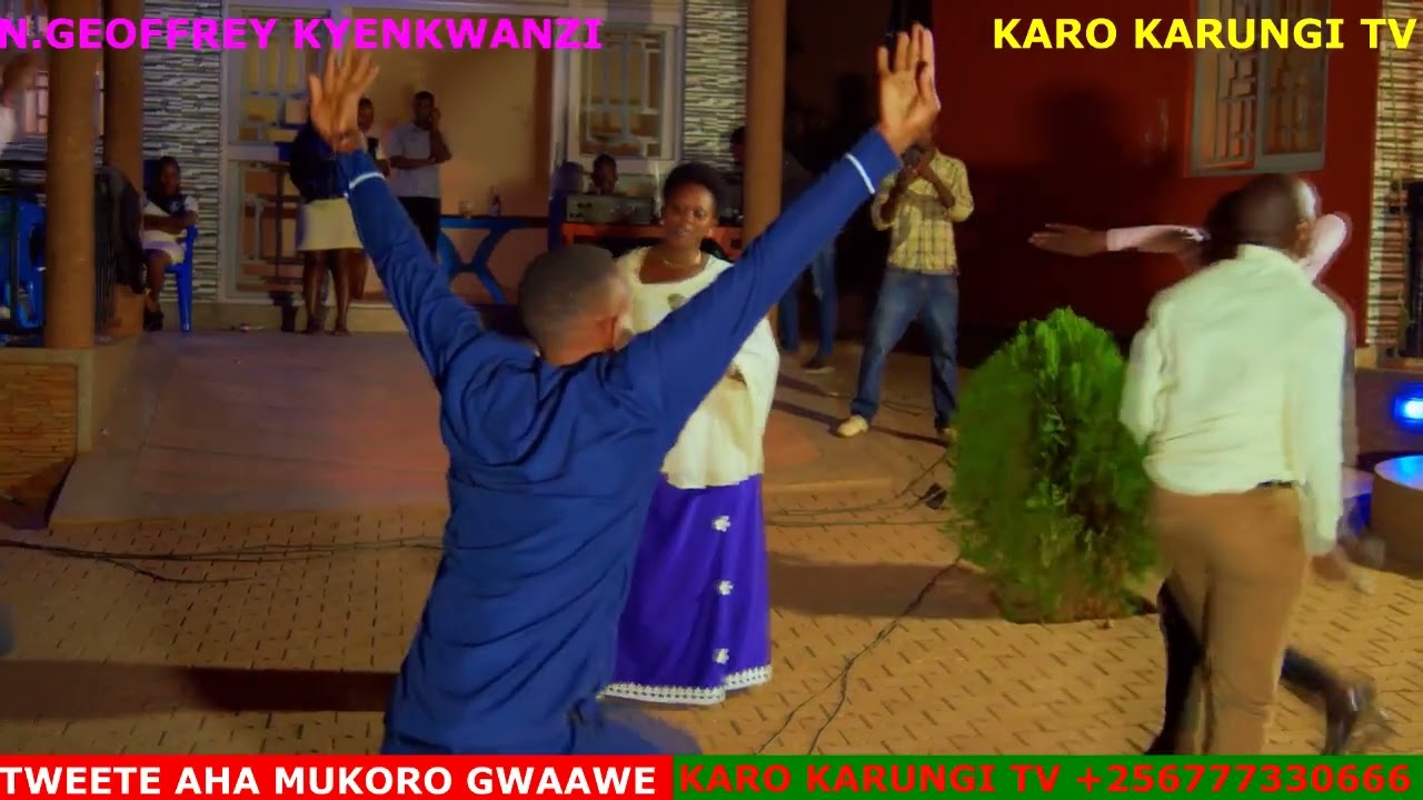 Amahiirwe NGeoffrey Kyenkwanzi perfoming live on stage Bweyogererekarokarungitv