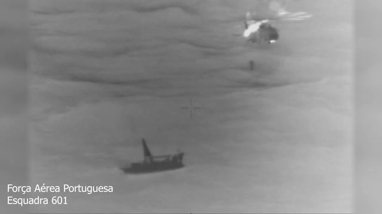 Força Aérea resgata casal e criança com cinco anos de veleiro à deriva - YouTube