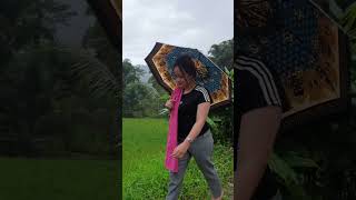 Janda Cantik Pake Payung Saat Hujan