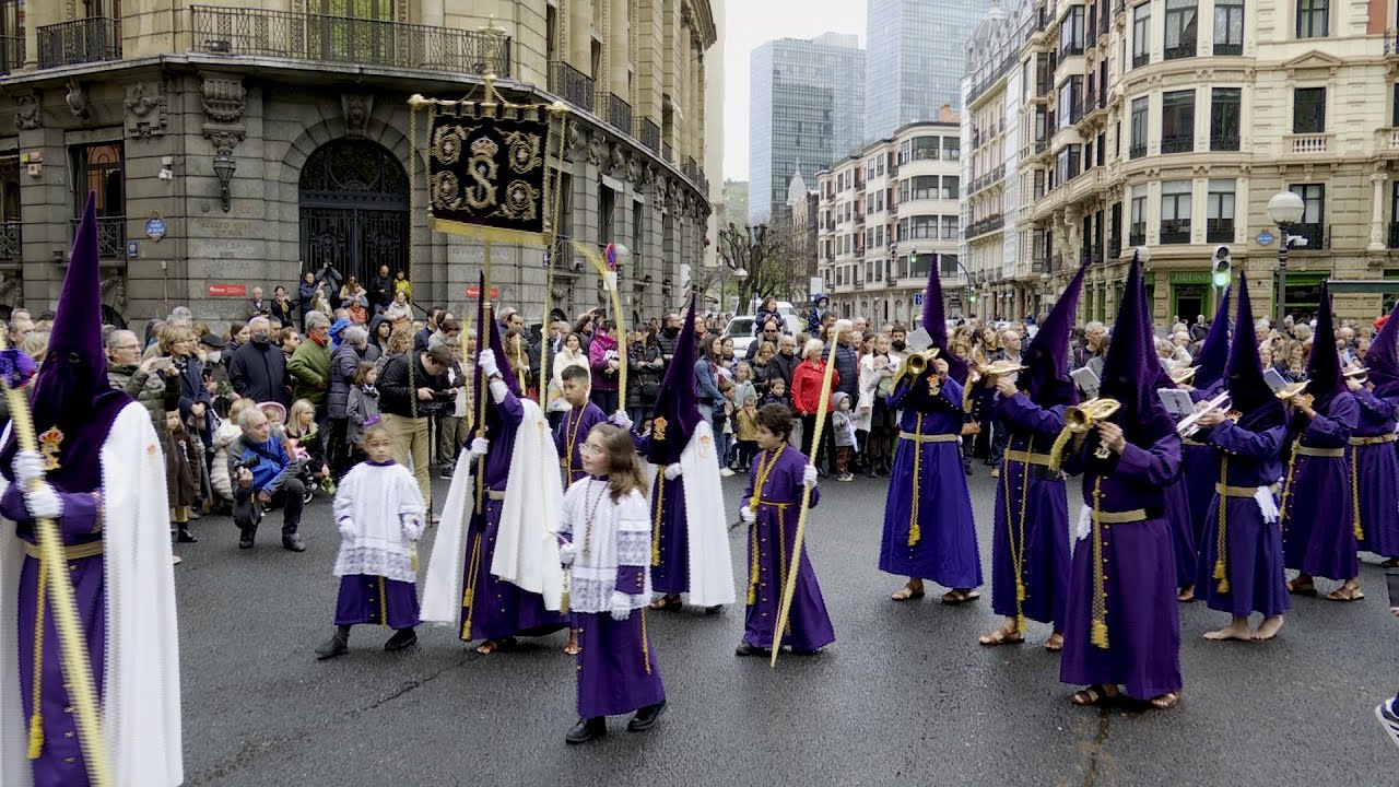 Miles de cofrades participan en la multitudinaria Procesión del Borriquito de Bilbao