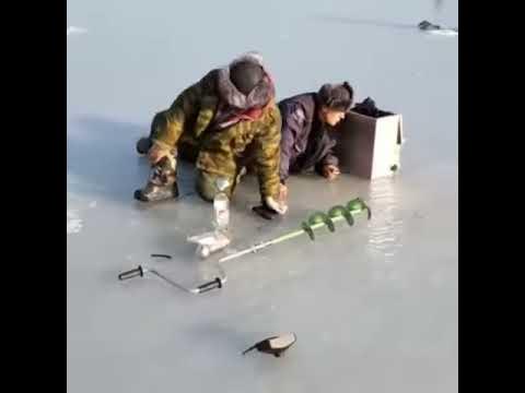 Негр на зимней рыбалке