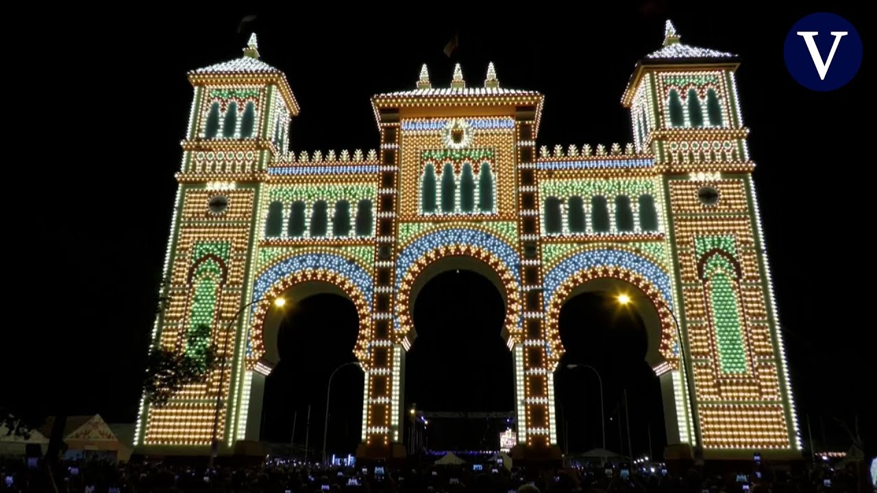 La Feria de Abril de Sevilla arranca con el tradicional alumbrado - YouTube