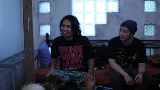 Video-Miniaturansicht von „Jiwa yang Berani (video lirik) - Che Cupumanik dan Robi Navicula“