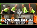 Duiken springen en de tegenstander raken  battle trampoline trefbal  zappsport