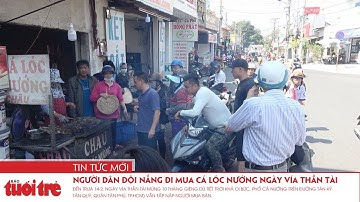 Người dân đội nắng đi mua cá lóc nướng ngày vía Thần Tài