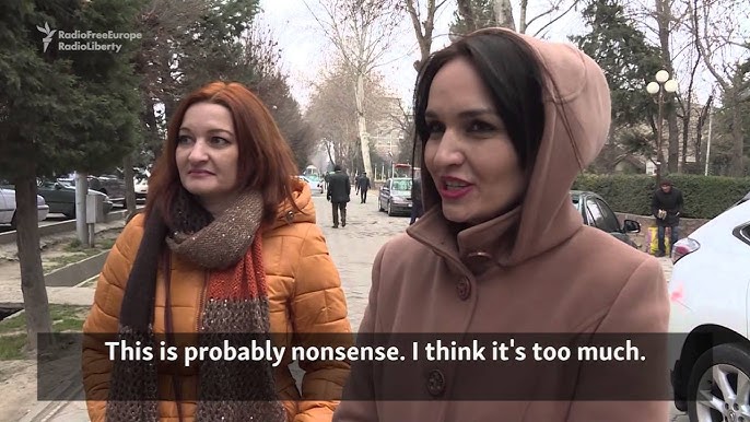 Әдемі Латина Эми Андерссенмен қонақ бөлмедегі диванда секс