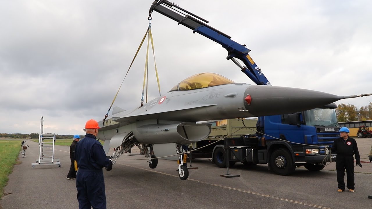 Seniorliv i Furesø – Værløse Flyhistoriske Hangar – F-16 samles