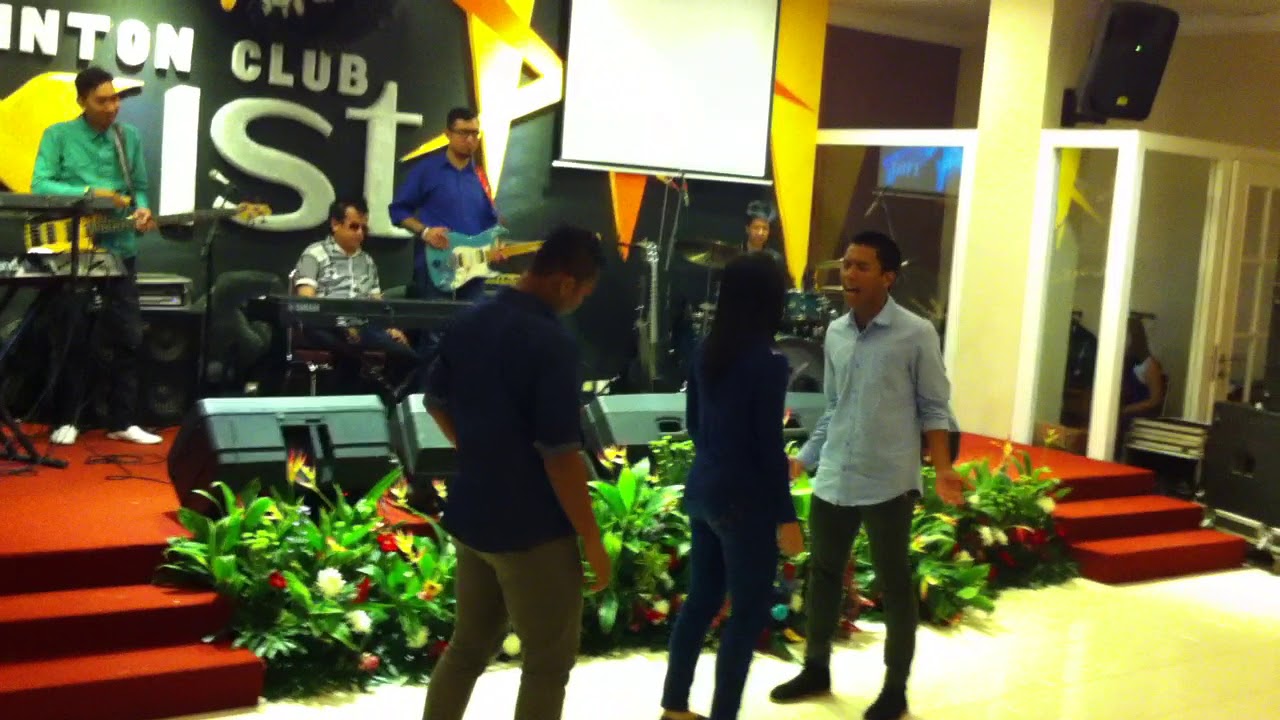 exist badminton club team ganda tampil - YouTube