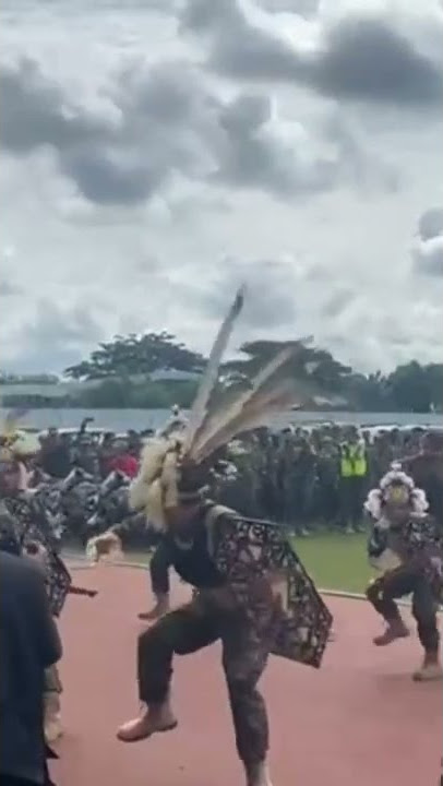 Tarian perang pemuda Suku DAYAK
