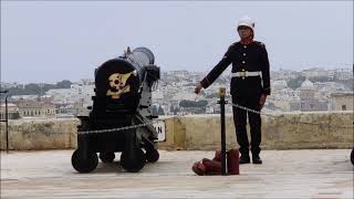 Saluting battery