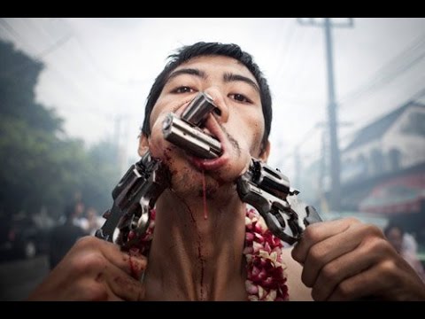 Video: Hoe Om By Die Phuket Vegetarian Festival Uit Te Kom