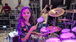 Thayla Nascimento (11anos) tocando com Banda Som e Louvor