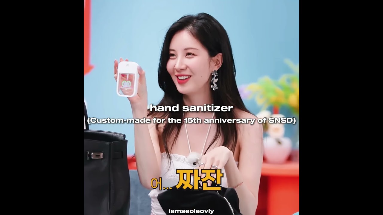 WHAT'S IN HER BAG? | 