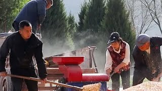 一家人一起热热闹闹干活说说笑笑吃饭也是一种简单的幸福