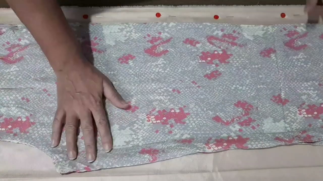 Calça Pantalona de cós reto na frente e elástico atrás