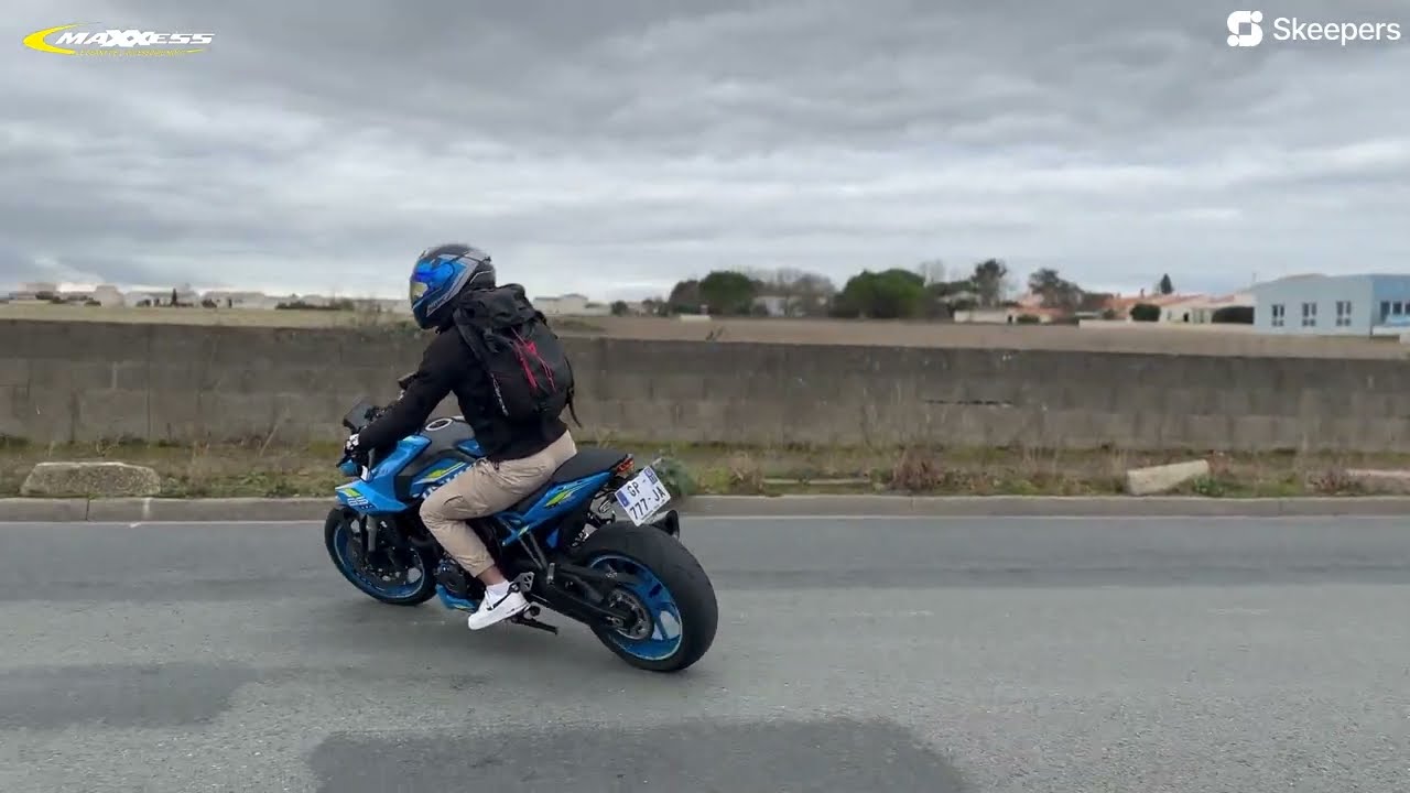 Jérémy, vendeur chez Maxxess La Rochelle, teste le casque Shark Skwal i3