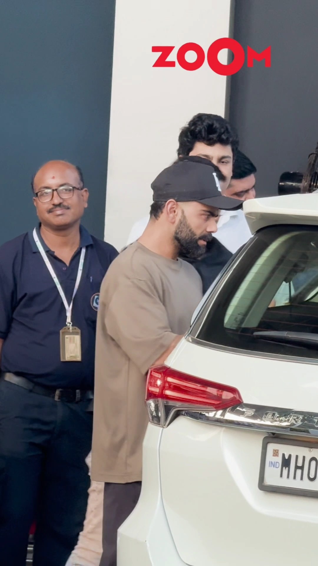 Virat Kohli spotted at Kalina Airport briefly WAVES for the paps ? #viratkohli #shorts