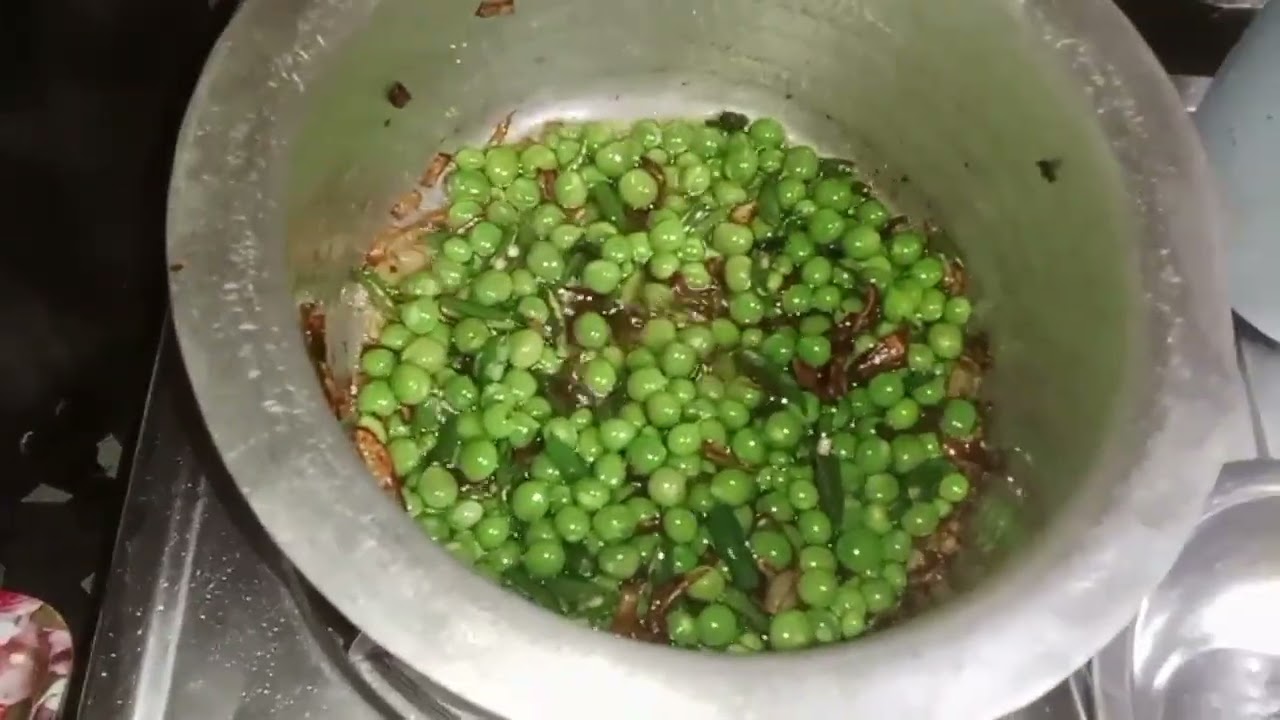 Aaj matar pulao bana rahe hai 