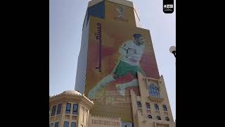 صورة سالم الدوسري نجم الكرة السعودية على أحد أبراج الدوحة