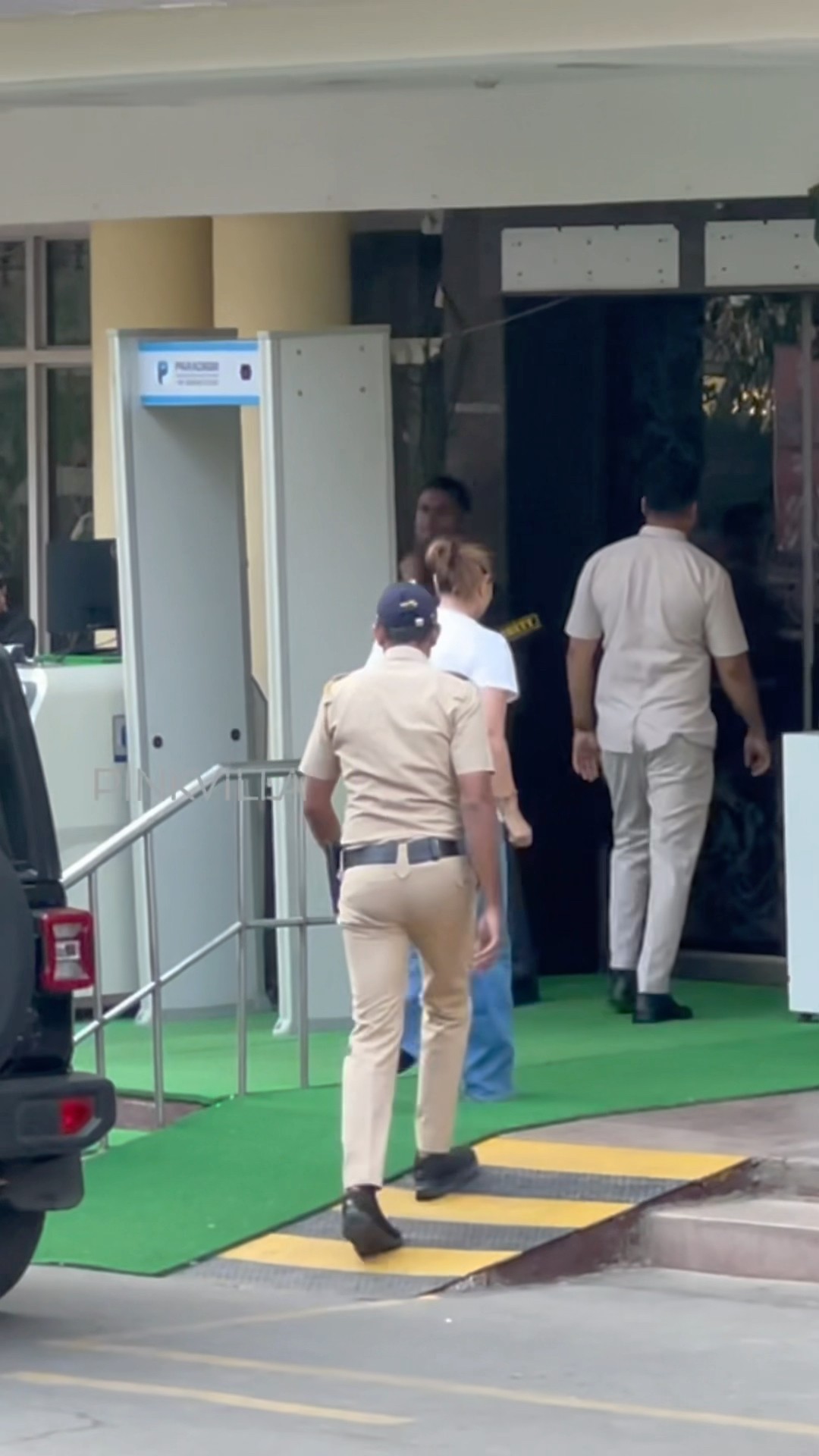Kareena Kapoor Khan Arrives At Hospital to Meet Saif Ali Khan? #shorts #bollywood #shocking