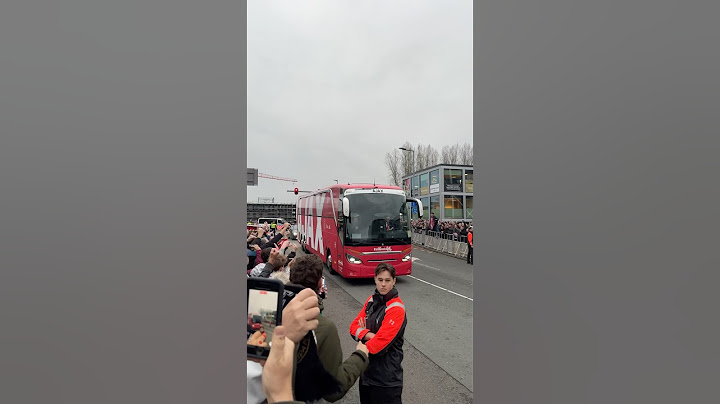 GRIMMIG ONTVANGST voor Ajax-bus voor KLASSIEKER 😬💥 #ajax #feyenoord #klassieker