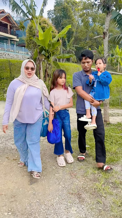 Mang enun ngajak keluarga liburan ke villa