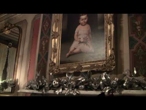 Victorian Mansion In Portland Decorated For Christmas You You Premium