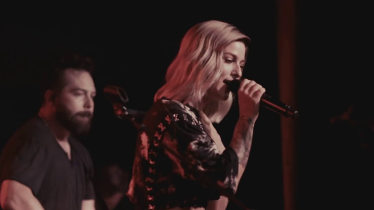 Cassadee Pope - One More Red Light (LIVE in Nashville)