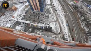 В Хабаровске экстремал прыгнул с парашютом с балкона 25-этажки, за что ему порвали снаряжение