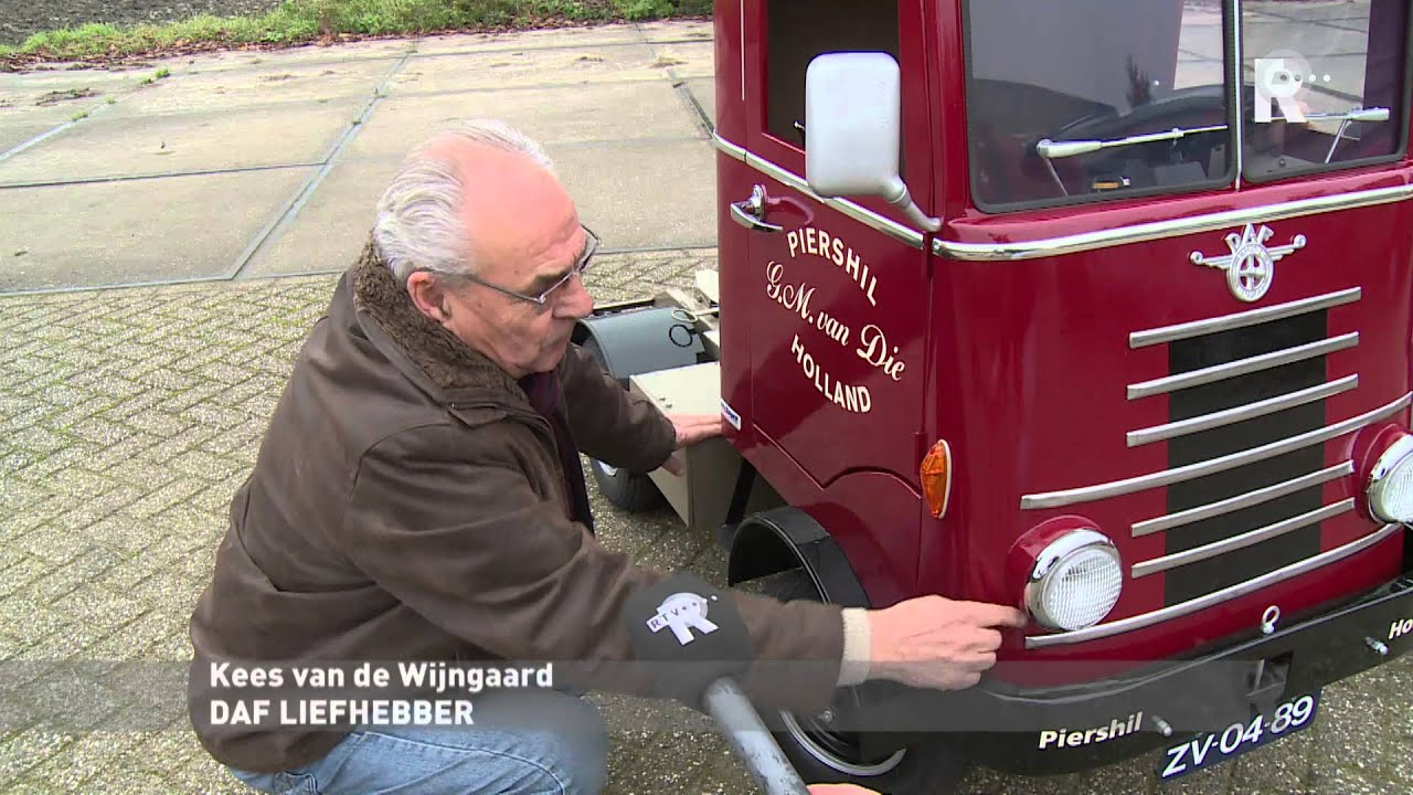Kleuter rijdt rond in DAF-replica