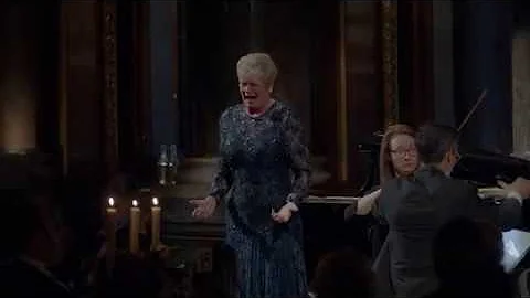 Yvonne Howard sings 'Esser madre  un inferno' from...