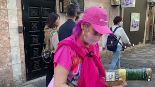 ピンク派手おじさん風おばさんにインタビュー中