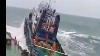 kapal tongkang batu bara di hantam badai ombak