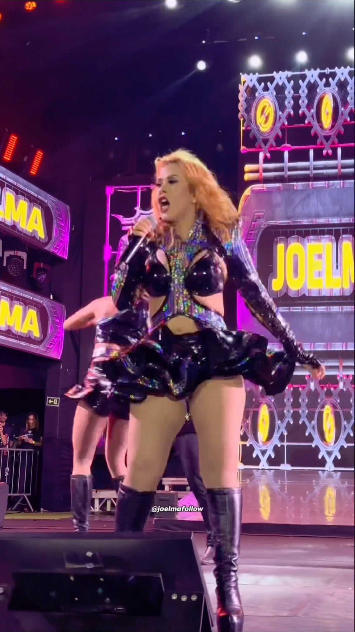 Joelma rodopiando e jogando os cabelos