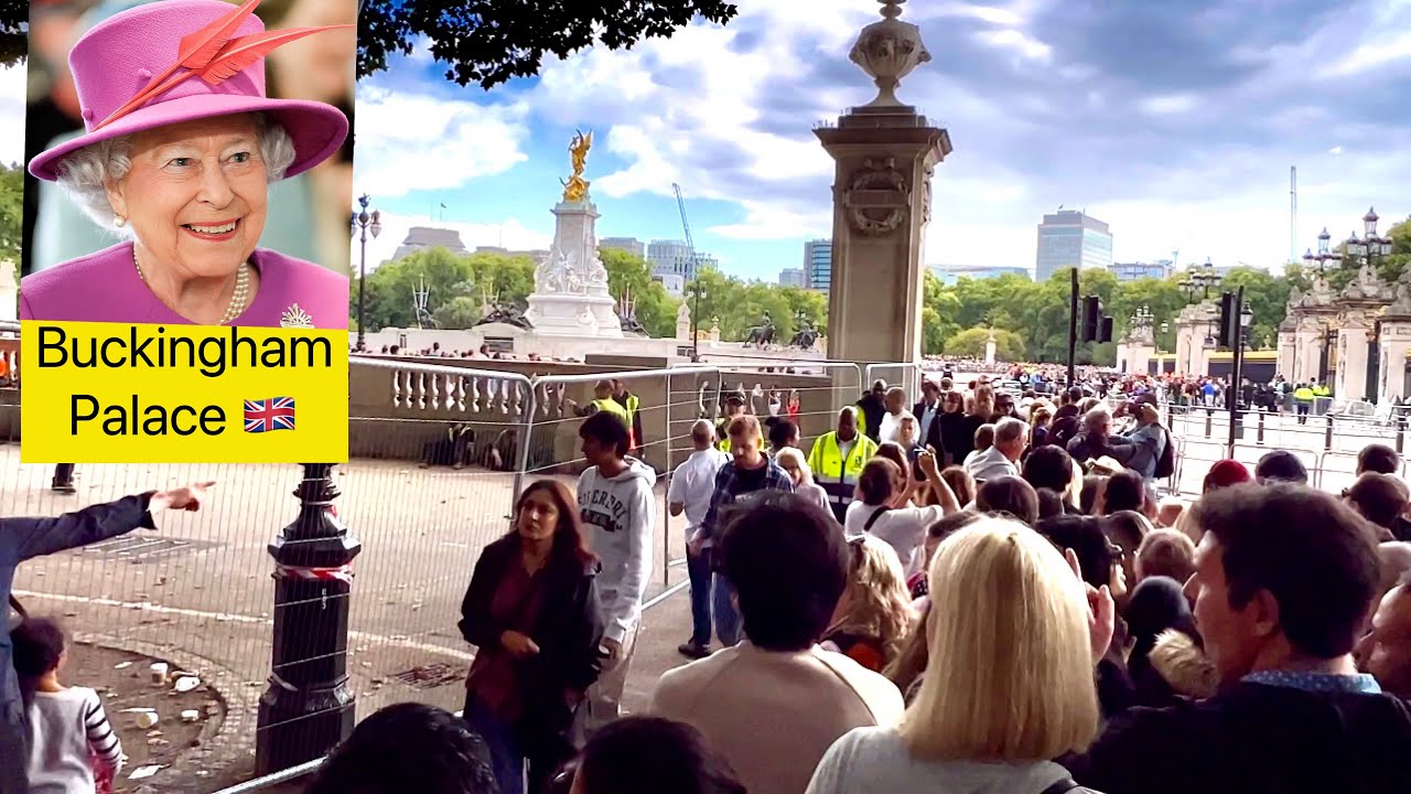 Buckingham Palace So many people laying flowers for Queen Elizabeth II 2022 🇬🇧 london YouTube