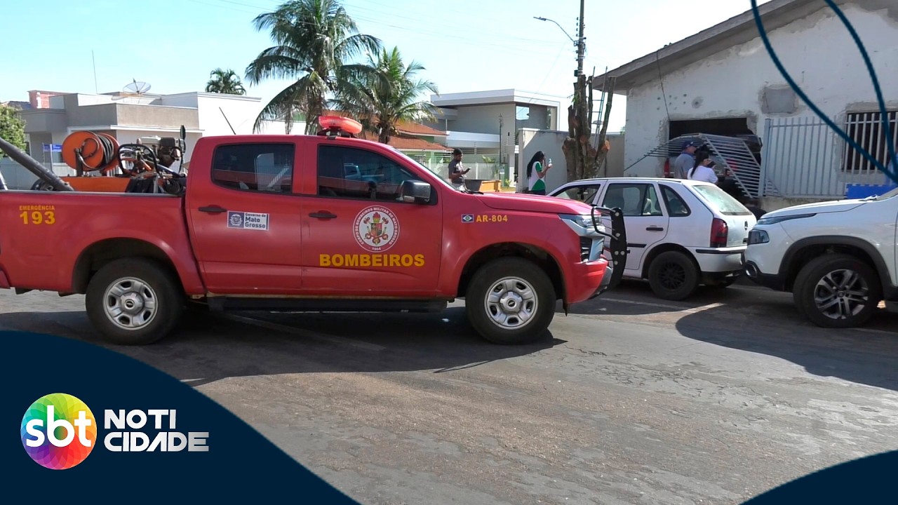 CAMINHONETE ANDA NA CONTRAMÃO, BATE EM CARRO E ATINGE MURO