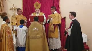 Mons. de Rojas reza el INTROITO en el TRONO durante el Pontifical al trono el día del Corpus Christi