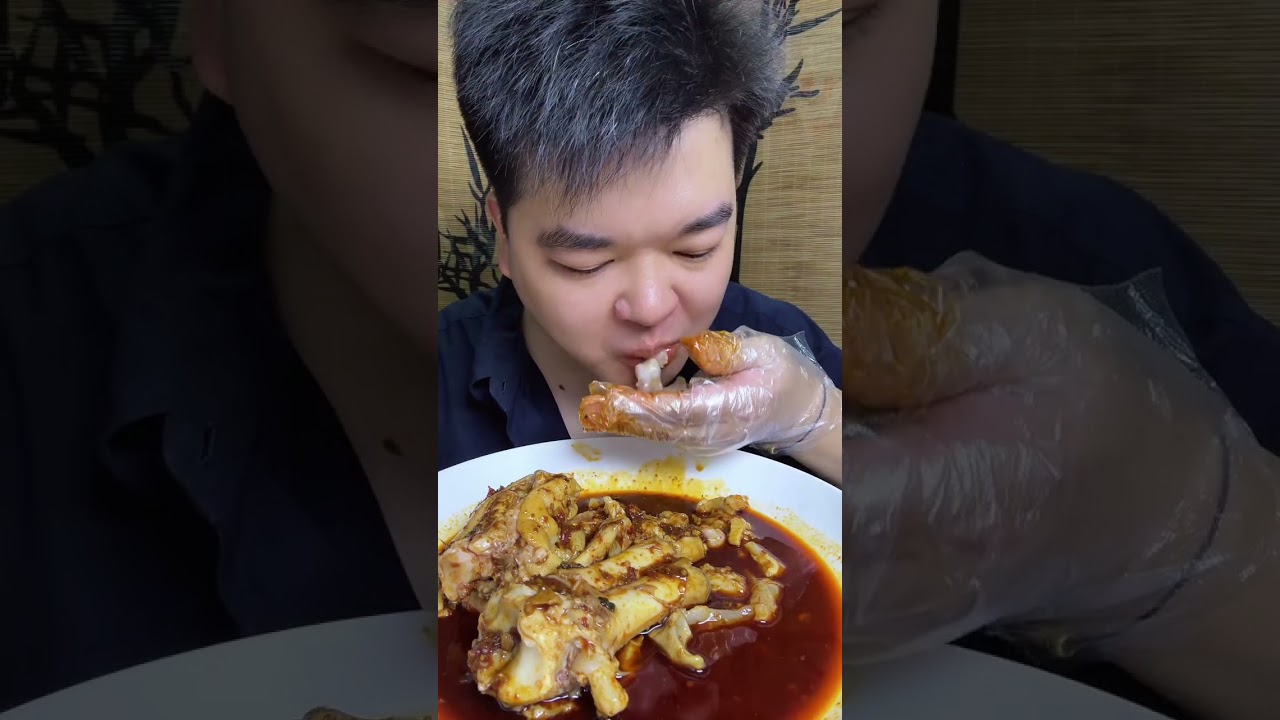 不用咬全靠吸的蹄花，裹满红油辣椒太满足了。